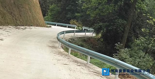 乡村公路护栏板.jpg