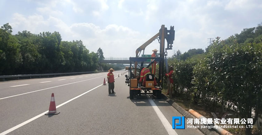 高速护栏安装.jpg