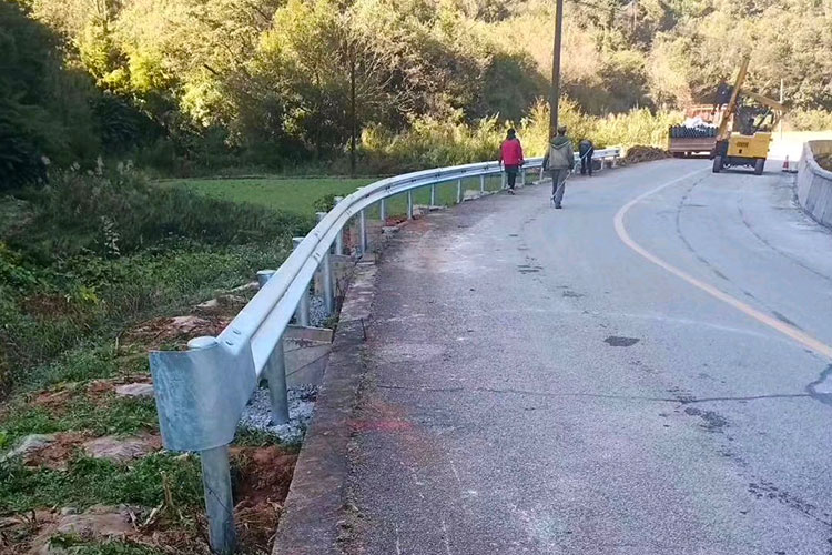 道路波形护栏.jpg