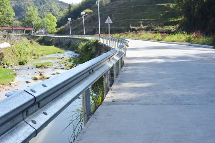乡村公路波形护栏.jpg