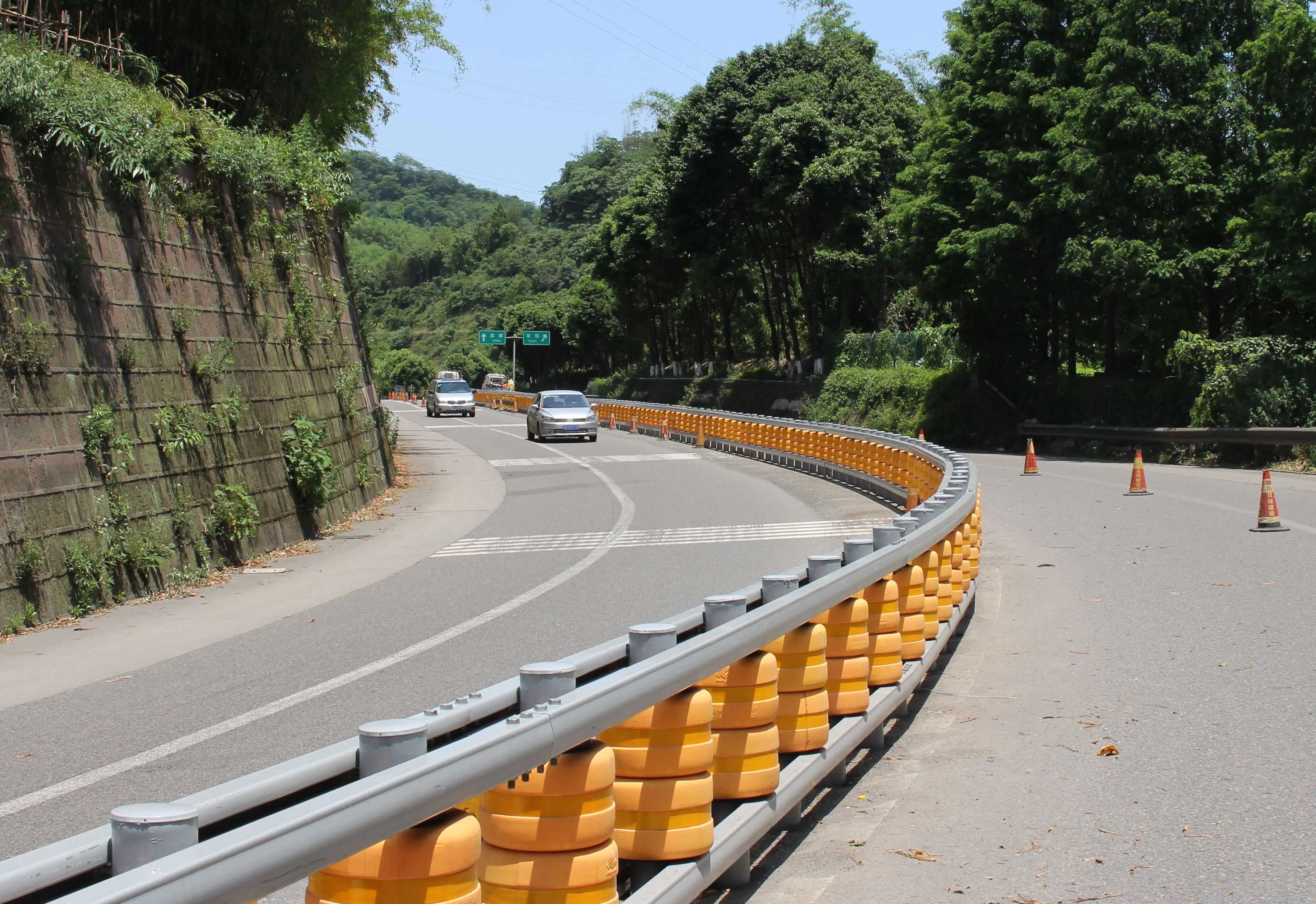高速公路防撞旋转桶护栏滚筒式防撞护栏