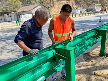 四川省南充市南部县定水镇老河边安装波形护栏3200米