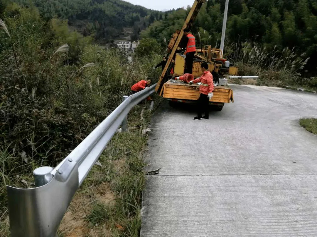 河南省三门峡市湖滨区高庙乡养虎山村安装波形护栏900米