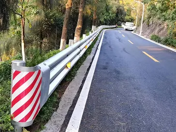 福建漳州盘谷村道路波形护栏，安装800米，三波形护栏板