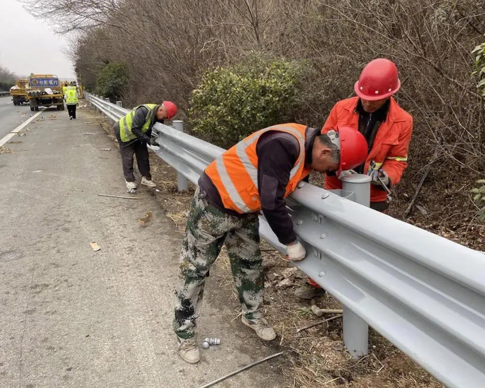 漯河市太尉镇齐桥路安装波形护栏300米