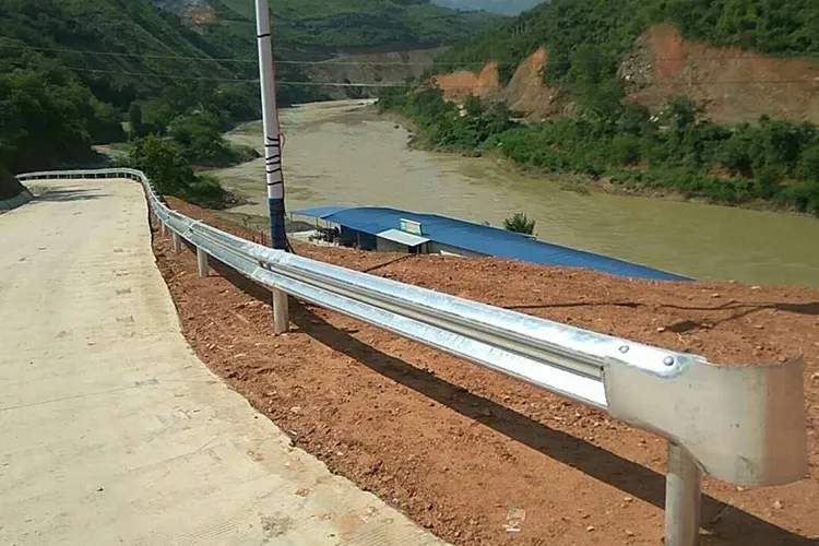 公路波形防护栏