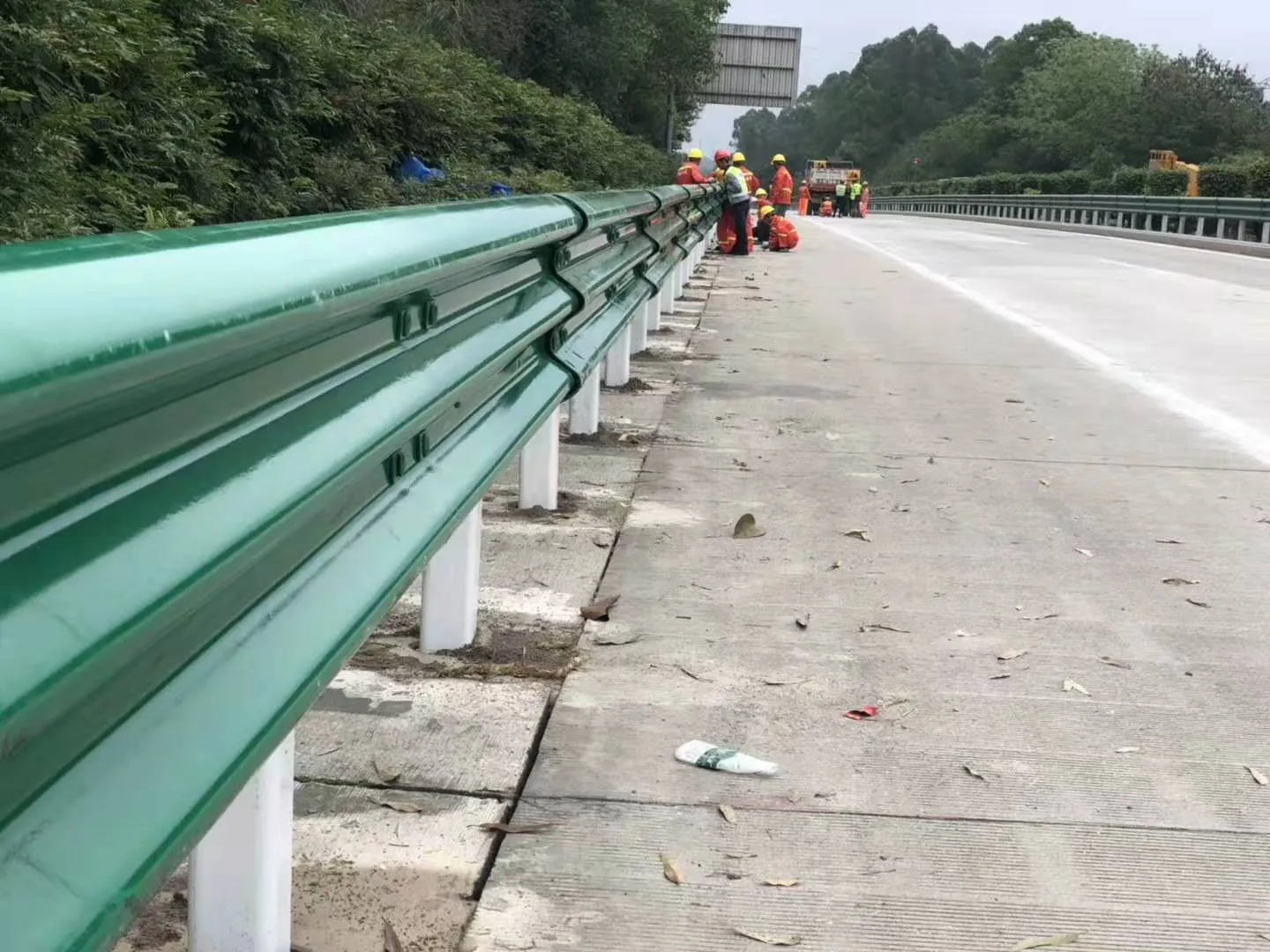 硬化路波形护栏